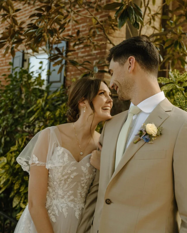There’s nothing quite like a couple who looks this good AND knows how to throw a party 😍🥂 Consider us both impressed AND obsessed 🫶🏼  Photographer: @leahmiessler_photo 
Coordinator: @penderviewevents 
Caterer: @relishcaterdc 
Florist: @flowersat38 
Rentals: @tablemannersdc