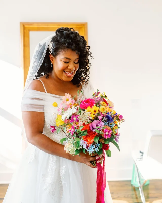 We love, love, loveeee when a couple embraces a vibrant color palette and this couple leaned all the way in 👏🏼 With ultra bright florals and a love that lit up the entire gallery, this summer wedding was nothing short of a technicolor dream 😍🌈  Planner: @thetinyweddingcollective 
Venue: @fathomgallery 
DOC: @kristenleigh_weddings 
Photographer: @captured.by.alyssa 
Officiant: @ellesojourner 
Florist: @stemandthistleva 
Cake: @desserts_by_audrey 
Catering: @purpleonioncateringco 
Hair: @kanikastyles 
Makeup: @christinmua